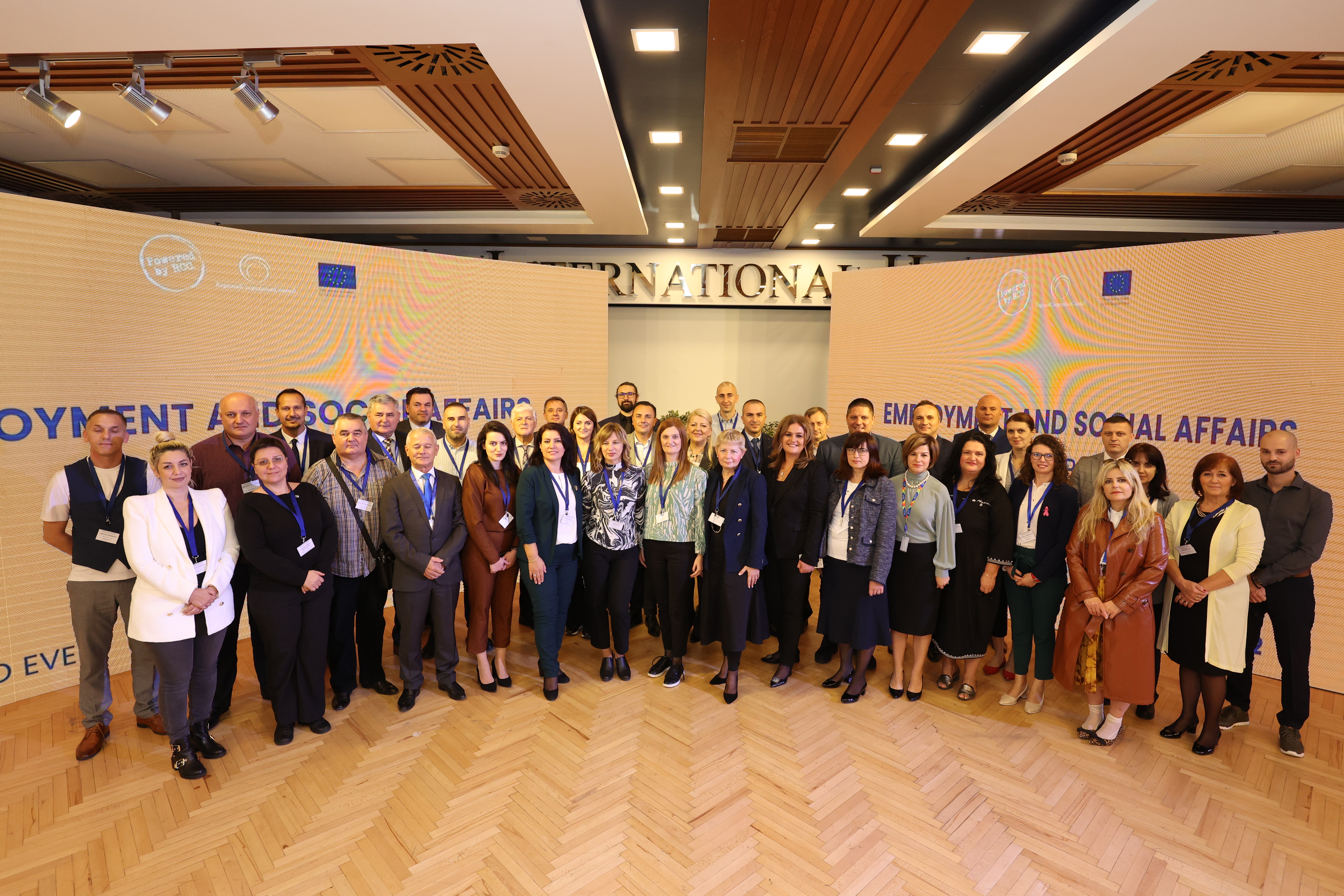 Family photo: Participants of the ESAP 2 hybrid event Employment and Social Affairs, Tirana, 12-13 2021 (Photo: RCC ESAP2/Ani Media)